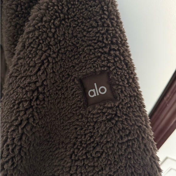 Alo Sherpa Edge Shacket in Espresso - Picture 5 of 7